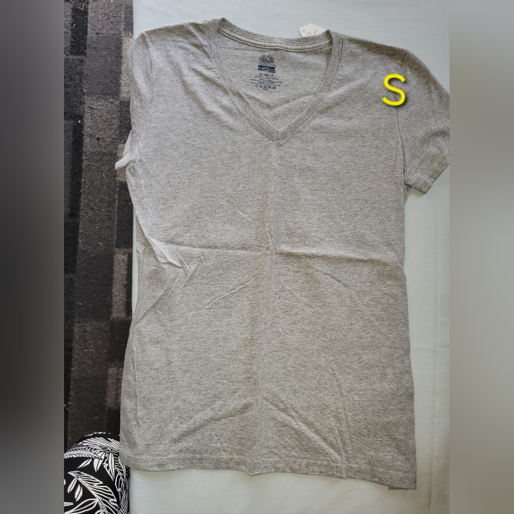 Fruit of the Loom Heather Gray V-Neck Tee Size Smsll  &  2X
